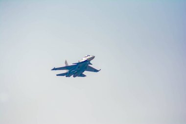 Savaş uçağı uçuyor. Gökyüzündeki savaşçı. Su-30 bombardıman uçağı gökyüzünde. Havacılık - Rusya Federasyonu Hava Kuvvetleri