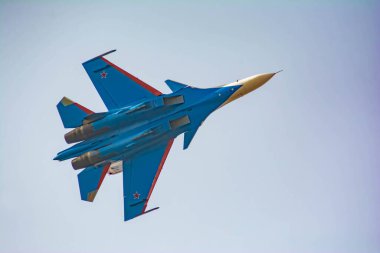 Savaş uçağı uçuyor. Gökyüzündeki savaşçı. Su-30 bombardıman uçağı gökyüzünde. Havacılık - Rusya Federasyonu Hava Kuvvetleri