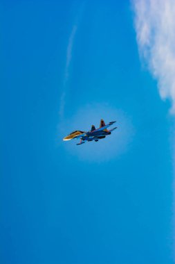 Savaş uçağı uçuyor. Gökyüzündeki savaşçı. Su-30 bombardıman uçağı gökyüzünde. Havacılık - Rusya Federasyonu Hava Kuvvetleri