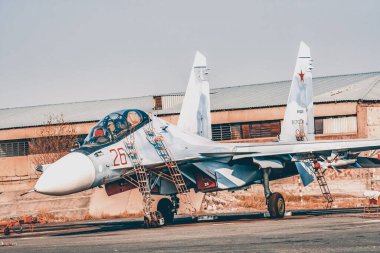 Havaalanında yalnız bombacı. Havaalanında askeri bir uçak. Havacılık uçağı