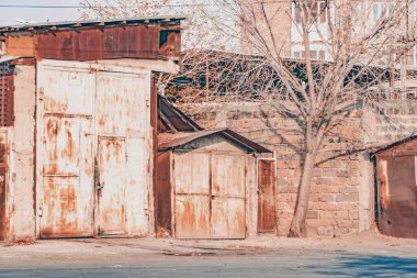 Garajları olan güzel bir avlu. Bahçedeki metal garajlar.