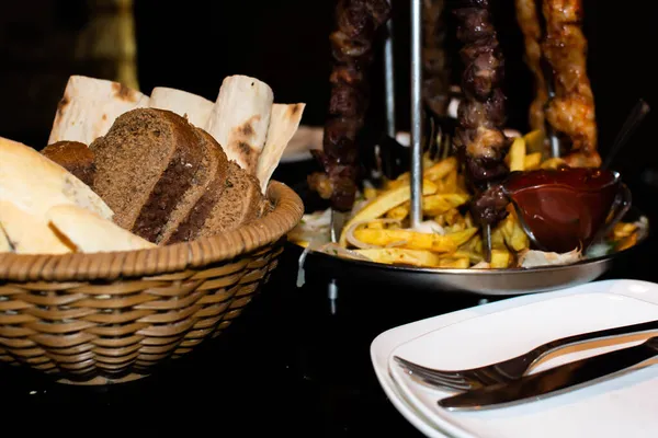 Batatas Fritas Com Carne Cebola Molho Pão Feito Farinha Branca — Fotografia de Stock