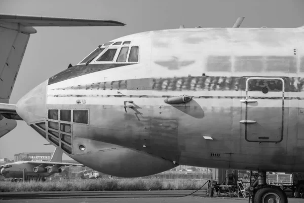 Büyük Bir Kargo Uçağı Havaalanında Kargo Uçağı Uçuştan Önce Uçak — Stok fotoğraf