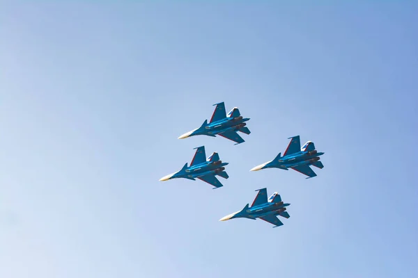 Авиационные Пилоты Демонстрируют Высокую Аэробатику Истребителях Бомбардировщики Голубом Небе Военные — стоковое фото