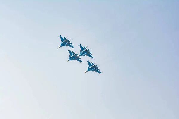 Пілоти Авіації Демонструють Високі Пілоти Винищувачах Бомбардувальники Блакитному Небі Військові — стокове фото