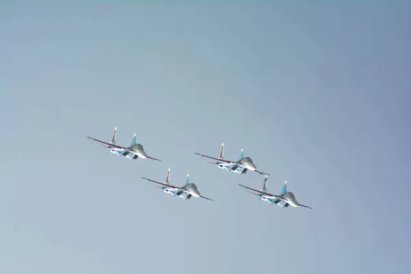 Flygpiloter Demonstrerar Hög Aerobatik Jaktplan Flygbombplan Den Blå Himlen Militära — Stockfoto
