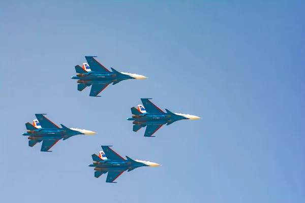 Luchtvaartpiloten Demonstreren Hoge Aerobatics Jagers Vliegtuigbommenwerpers Blauwe Lucht Militaire Vliegtuigen — Stockfoto