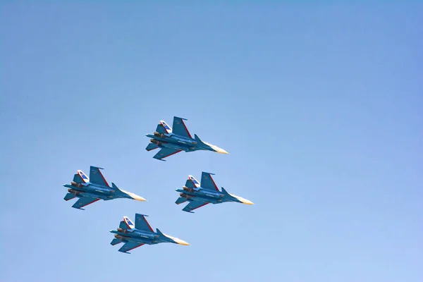 Luchtvaartpiloten Demonstreren Hoge Aerobatics Jagers Vliegtuigbommenwerpers Blauwe Lucht Militaire Vliegtuigen — Stockfoto