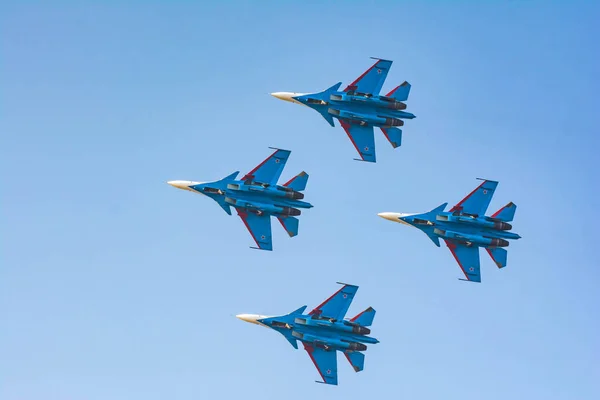 Ωραία Φωτογραφία Στρατιωτικού Αεροσκάφους Αεροπορία Στον Ουρανό Μαχητικά Αιωρούνται Στον — Φωτογραφία Αρχείου
