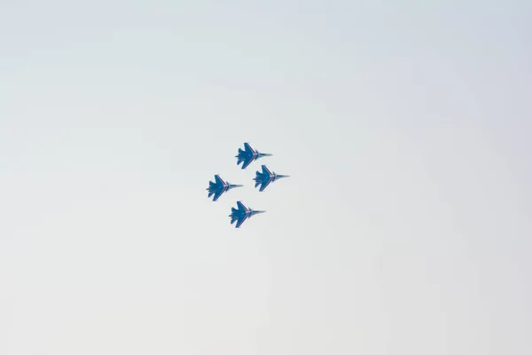 Ωραία Φωτογραφία Στρατιωτικού Αεροσκάφους Αεροπορία Στον Ουρανό Μαχητικά Αιωρούνται Στον — Φωτογραφία Αρχείου
