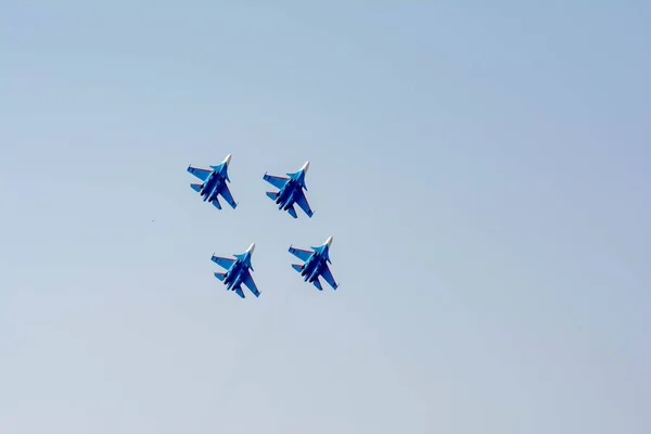 Ładne Zdjęcie Wojskowego Samolotu Lotnictwo Niebie Myśliwce Unoszą Się Powietrzu — Zdjęcie stockowe