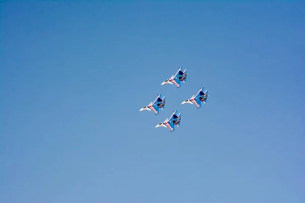 Pilóták Magas Aerobatikát Mutatnak Vadászgépeken Légi Bombázók Kék Égen Katonai — Stock Fotó