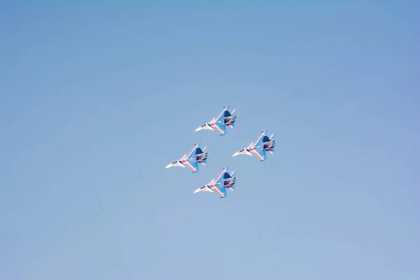 Pilotos Aviação Demonstram Alta Aeróbica Caças Bombardeiros Céu Azul Aeronaves — Fotografia de Stock