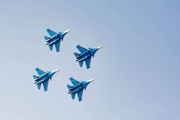 Luchtvaartpiloten Demonstreren Hoge Aerobatics Jagers Vliegtuigbommenwerpers Blauwe Lucht Militaire Vliegtuigen — Stockfoto