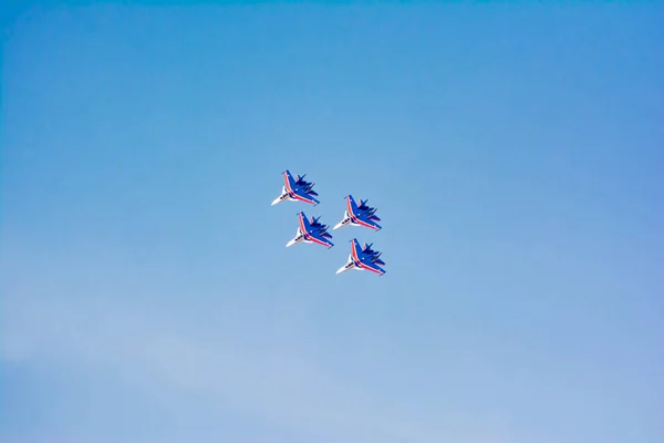 Pilotos Aviação Demonstram Alta Aeróbica Caças Bombardeiros Céu Azul Aeronaves — Fotografia de Stock