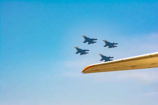 Πτέρυγα Αεροπλάνου Και Στρατιωτικά Μαχητικά Στον Ουρανό Αεροπορία Δράση — Φωτογραφία Αρχείου