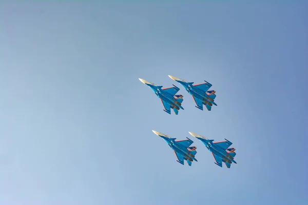 俄罗斯军用飞机在空中盘旋 俄罗斯Su 30Sm飞机 战斗机和轰炸机在空中翱翔 俄罗斯航空 — 图库照片