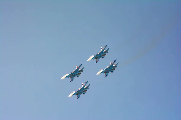 Cztery Samoloty Wojskowe Niebie Pokazują Show Wojskowe Myśliwce Bombowce Latają — Zdjęcie stockowe