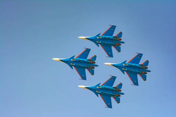 Τέσσερα Στρατιωτικά Αεροπλάνα Στον Ουρανό Δείχνουν Ένα Σόου Στρατιωτικά Μαχητικά — Φωτογραφία Αρχείου
