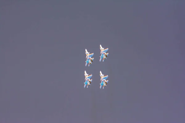 航空機パイロットは戦闘機に高いエアロビクス能力を発揮する 青空に飛行機の爆撃機 空の軍用機 — ストック写真