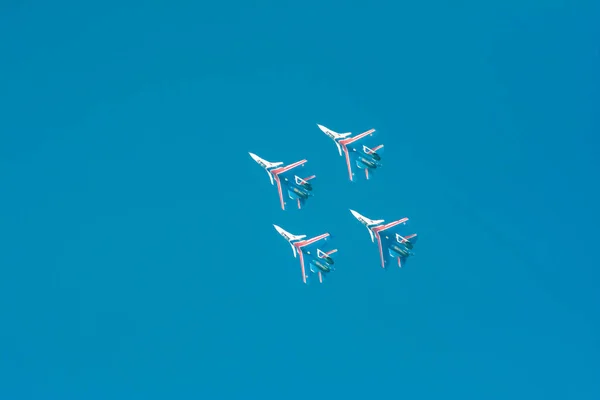 Pilotlar Avcı Uçaklarında Yüksek Akrobatik Hareketler Gösteriyor Mavi Gökyüzündeki Uçak — Stok fotoğraf