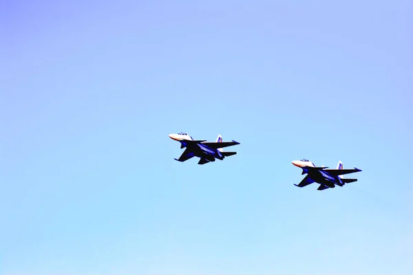 Πιλότοι Αεροσκαφών Επιδεικνύουν Υψηλή Αερόμπικ Μαχητές Βομβαρδιστικά Αεροσκάφη Στον Γαλάζιο — Φωτογραφία Αρχείου