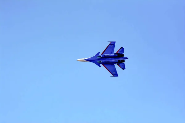Pilóták Magas Aerobatikát Mutatnak Vadászgépeken Légi Bombázók Kék Égen Katonai — Stock Fotó