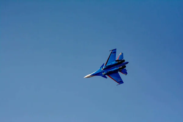 飞行员在战斗机上表现出高度的特技飞行 蓝色天空中的飞机轰炸机空中的军用飞机 — 图库照片