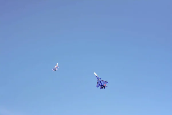 Aviation Pilots Demonstrate High Aerobatics Fighters Aircraft Bombers Blue Sky — Stock Photo, Image