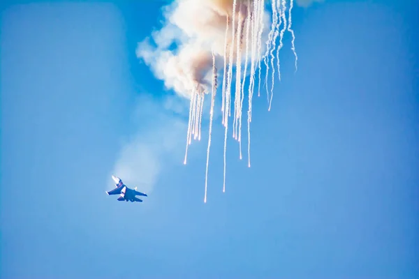 戦闘機Su 軍用機は空で花火を始めた 航空チームロシア騎士団 青い空の爆撃機 — ストック写真