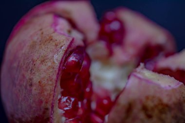 Makro fotoğrafçılıkta nar tanesi. Siyah arkaplanda taze nar