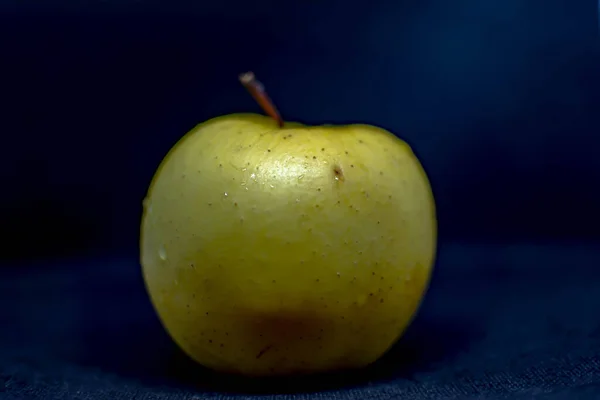 Πράσινο Μήλο Κοντινό Πλάνο Μήλα Μαύρο Φόντο — Φωτογραφία Αρχείου