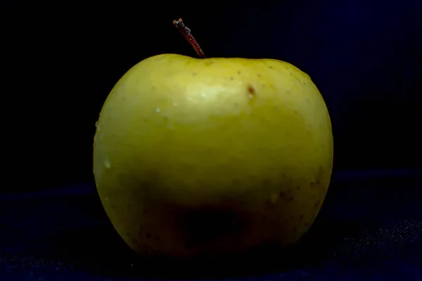 在特写中的绿色苹果 黑色背景的苹果 — 图库照片