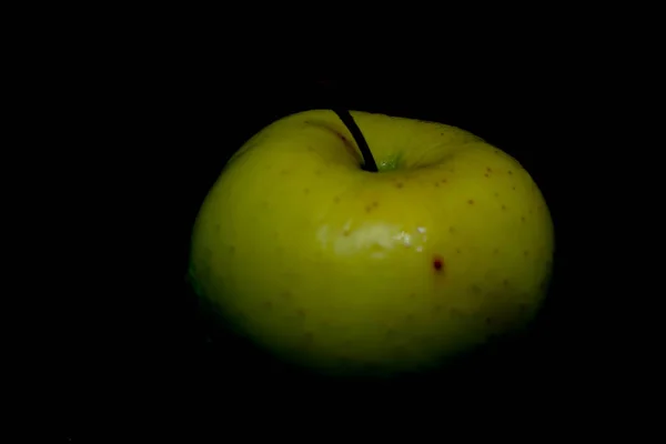 在特写中的绿色苹果 黑色背景的苹果 — 图库照片