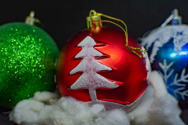 크리스마스 액세서리 크리스마스 트리를 아름다운 장난감들 — 스톡 사진
