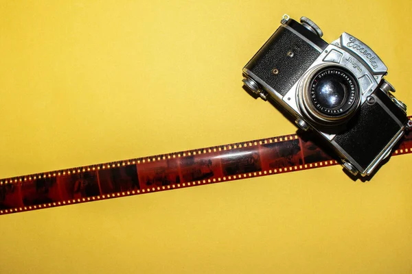 写真のためのカメラとテープ 背景とカメラ 写真スタジオのデザイン — ストック写真