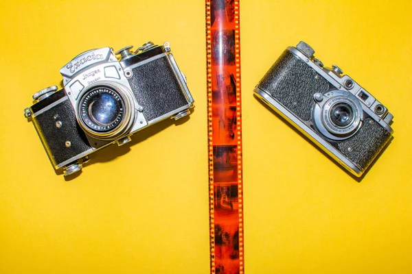 黄色の背景の写真のための写真カメラとテープ デザイナーや写真スタジオのレイアウト — ストック写真