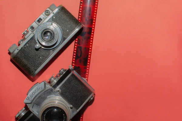 赤い背景の写真のための写真カメラとテープ デザイナーや写真スタジオのレイアウト — ストック写真