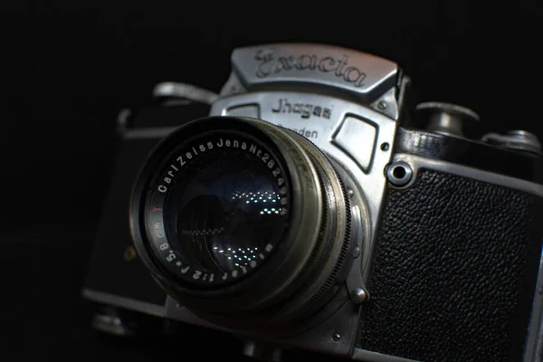 一台40年代的带镜头的德国旧相机 黑色背景的古董摄影相机 — 图库照片