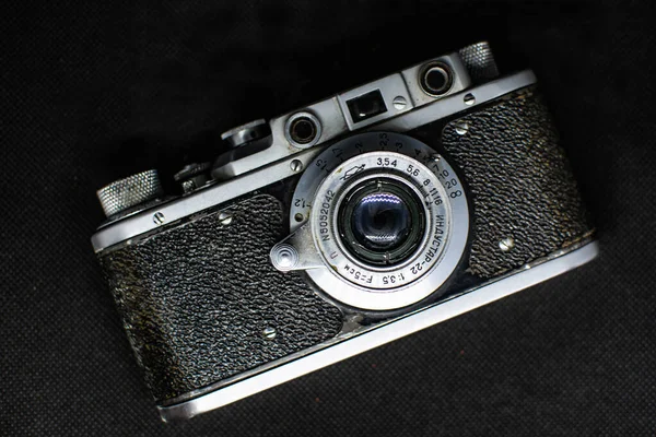 黒の背景に旧ソ連のカメラ 金属製ボディのカメラとレンズ — ストック写真
