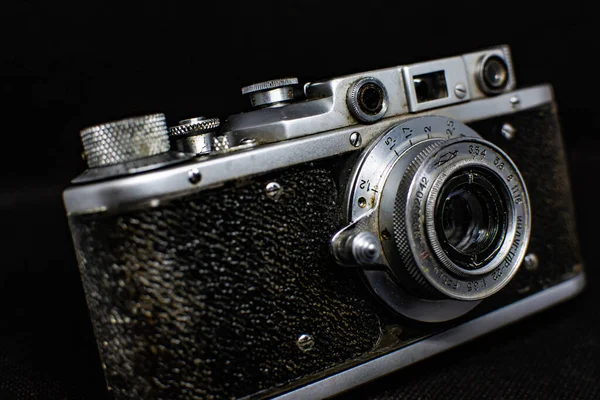 黒の背景に旧ソ連のカメラ 金属製ボディのカメラとレンズ — ストック写真