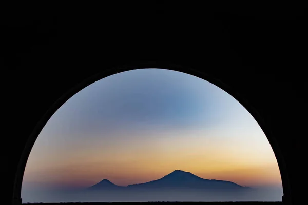 Mountain Arch Mountain Sunset Visible Arch Sun Setting Mountain — Fotografia de Stock