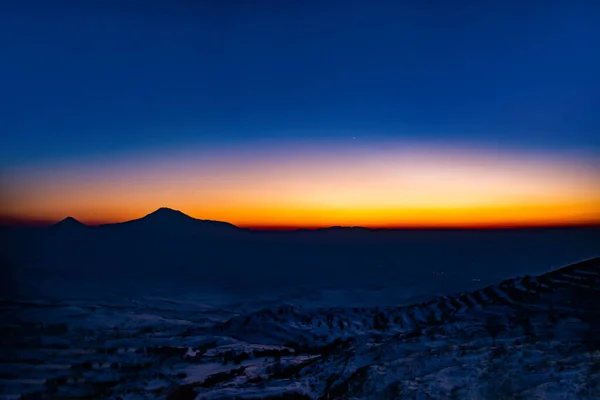 スーパー日没と美しい山 雲と異なる色の青い空 — ストック写真
