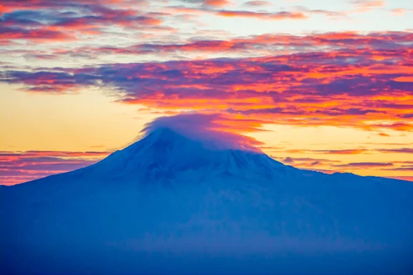 Beautiful Sunrise Mount Ararat Top Mountain Covered Red Clouds — ストック写真