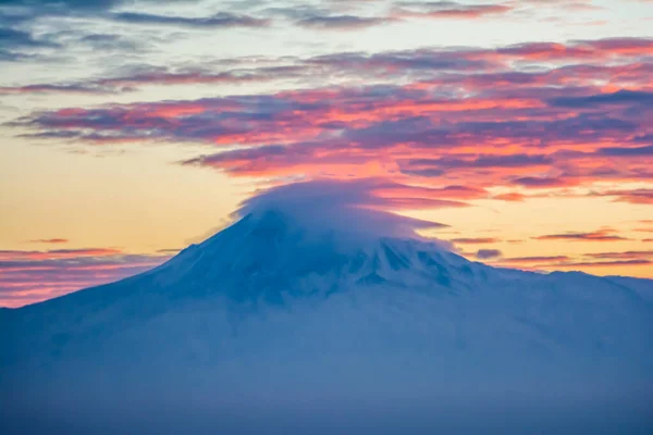 Κορυφή Του Βουνού Καλύπτεται Από Σύννεφα Κόκκινα Σύννεφα Στην Κορυφή — Φωτογραφία Αρχείου
