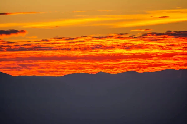 Des Nuages Rouges Comme Une Lave Beau Coucher Soleil Ardent — Photo