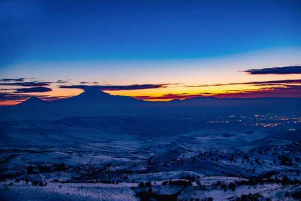 Πόλη Ερεβάν Και Όρος Αραράτ Ηλιοβασίλεμα Νυχτερινή Πόλη Του Ερεβάν — Φωτογραφία Αρχείου