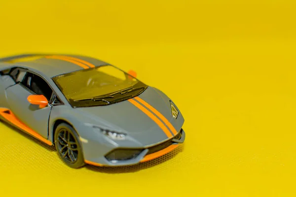 黄色の背景にスポーツカー デザイナーのための車のモックアップ — ストック写真