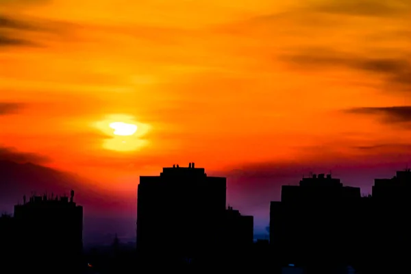 Vacker Solnedgång Över Staden Stadshus Och Solnedgång Röd Eldig Himmel — Stockfoto