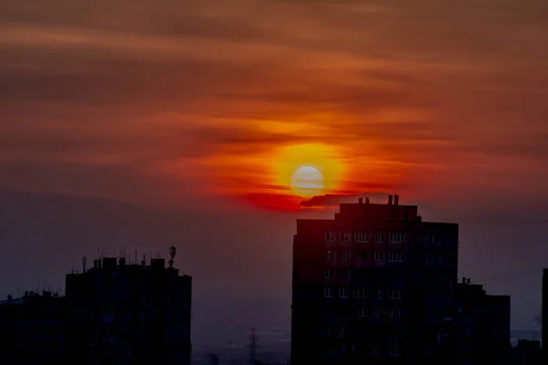 Vacker Solnedgång Över Staden Stadshus Och Solnedgång Röd Eldig Himmel — Stockfoto